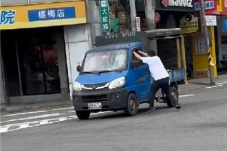 楊梅車站驚現「超派男」！狂捶過路車輛玻璃   警壓制送醫