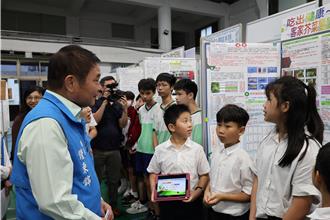 鍾東錦表揚國中小科展優秀學生 以地震APP研發人勉勵學子