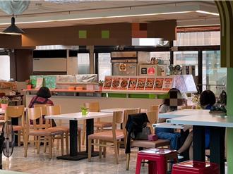 高雄市府餐厅员工「徒手抓菜」包便当 民眾丢菜喂鸟环境堪忧