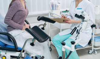 妹子下體暴痛掛急診 醫內診驚：綠膿像瀑布流出來