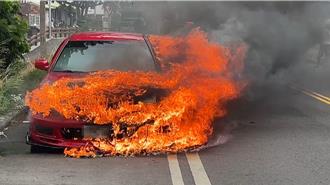 20多年老車引擎竄煙 下秒燒成火球！母子倉皇逃生