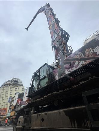 42米「魯夫號」就位！全國最長大割機進場 今晚開拆富凱大飯店