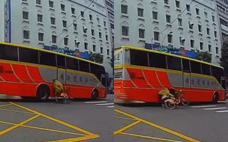 「安心闖紅燈」先按喇叭？客運搶過路口 單車生衝撞慘摔