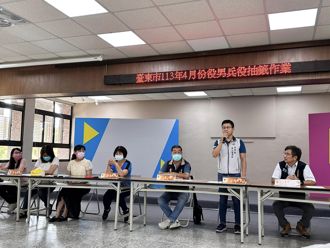 台東女議員代兒抽兵種　抽中「海陸籤王」全場歡呼