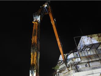 富凱大飯店拆除啟動 「魯夫號」大割機開咬畫面曝