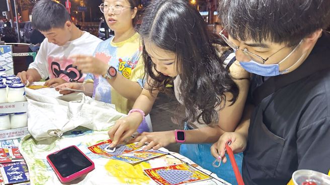 彩迷都希望获得财神爷的眷顾。（示意图/中新社）