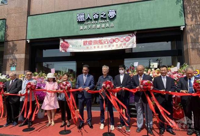 猎人谷之梦开幕仪式，董事长吴进昌邀请侨委会委员长徐佳青（左四）到场剪彩，还可见到前行政院长陈冲（右五）。（图／侨委会官网）