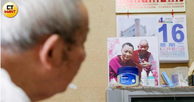 刘老先生与女友相伴30年，即使女友罹患严重失智症，他仍不舍得将爱人送到安养中心，只盼能2人能好好地度过每一天。（图／记者黄耀徵摄）