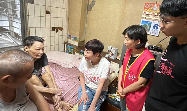 台湾优质生命协会秘书长纪丽如（中）曾多次前往探视，并带来歌仔戏现场表演，让戏迷黄小姐得以一睹小生风姿，在听力大幅退化前留下难忘回忆。（图／读者提供）