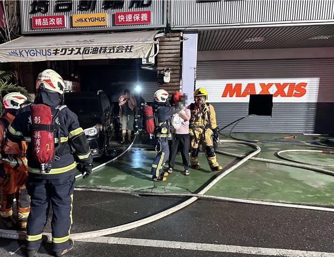 彰化市中山路一家4楼透天厝轮胎行今日凌晨发生火灾，现场浓烟密布，消防人员扺达现场立即部署水线灌救，并顺利救出受困3、4楼6大4小等10名民眾，无生命危险。（消防局提供／叶静美彰化传真）