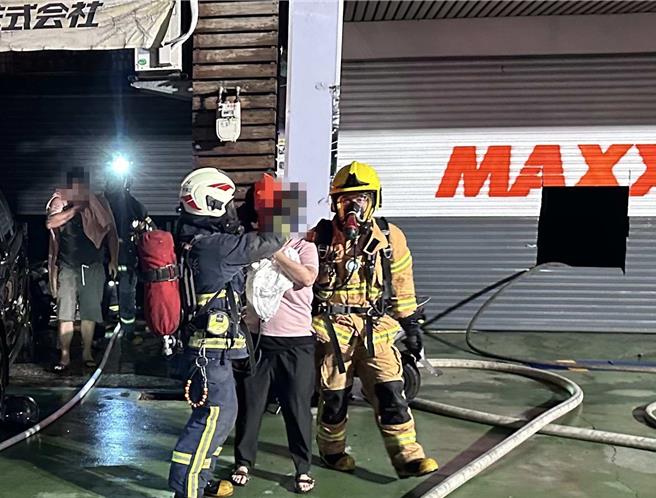 彰化市中山路一家4楼透天厝轮胎行今日凌晨发生火灾，现场浓烟密布，消防人员扺达现场立即部署水线灌救，并顺利救出受困3、4楼6大4小等10名民眾，无生命危险。（消防局提供／叶静美彰化传真）