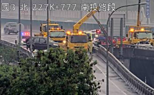 国道3号北向南投出口今早发生3车追撞事故。( 翻摄高速公路1968 )