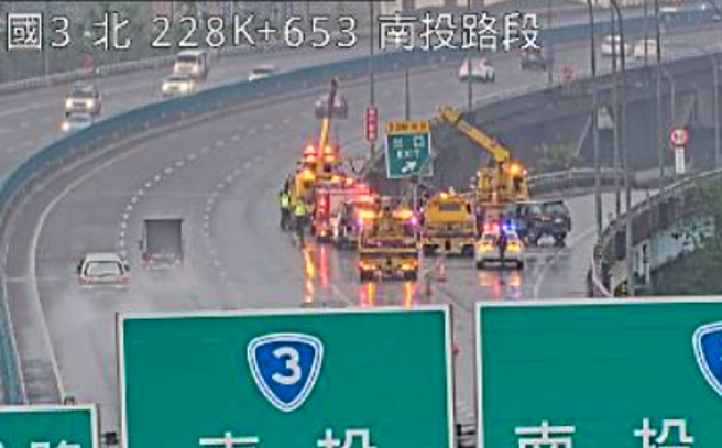 国道3号北向南投出口今早发生3车追撞事故。( 翻摄高速公路1968 )