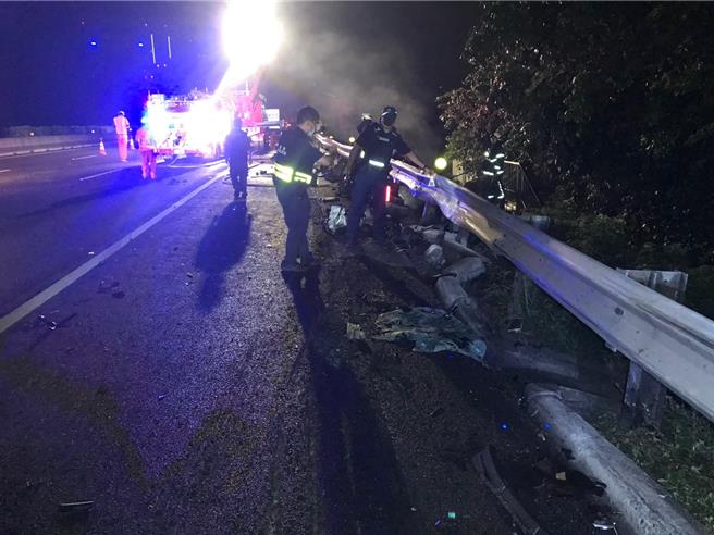 国道彰化北上213K路段，今日凌晨3时许发生2辆自小客车、2辆大货车、1辆联结车追撞起火事故，现场有3名伤患，消防局获报赶往现场救援，将3人送医抢救，其中2人宣告不治，1人重伤昏迷。 （警方提供／叶静美彰化传真）