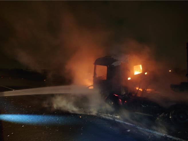 国道彰化北上213K路段，今日凌晨3时许发生2辆自小客车、2辆大货车、1辆联结车追撞起火事故，现场有3名伤患，消防局获报赶往现场救援，将3人送医抢救，其中2人宣告不治，1人重伤昏迷。 （警方提供／叶静美彰化传真）