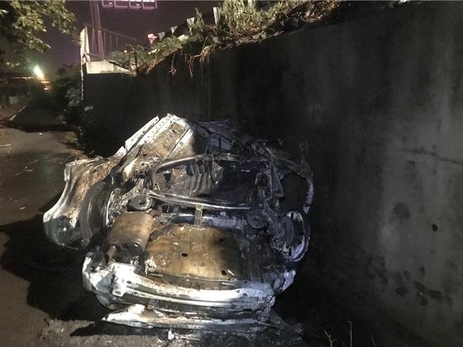 国道彰化北上213K路段，今日凌晨3时许发生2辆自小客车、2辆大货车、1辆联结车追撞起火事故，现场有3名伤患，消防局获报赶往现场救援，将3人送医抢救，其中2人宣告不治，1人重伤昏迷。 （警方提供／叶静美彰化传真）