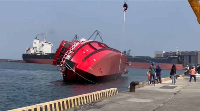 近幾日網路瘋傳「台灣之光，宜蘭人開發的不倒翁遊輪，龍德造船廠製造成功的船」影片。（民眾提供／吳佩蓉宜蘭傳真）
