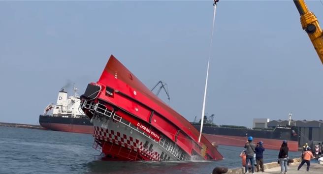 近幾日網路瘋傳「台灣之光，宜蘭人開發的不倒翁遊輪，龍德造船廠製造成功的船」影片。（民眾提供／吳佩蓉宜蘭傳真）