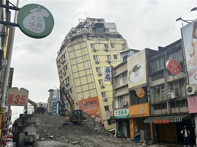 花蓮市區富凱大飯店昨連2日密集地震影響傾斜倒塌，危及公共安全，縣府昨已完成6米填土作業，現在將填到8米高後，直接試拆，並視視後續情形決定是否要使用H鋼樑支撐。（羅亦晽攝）