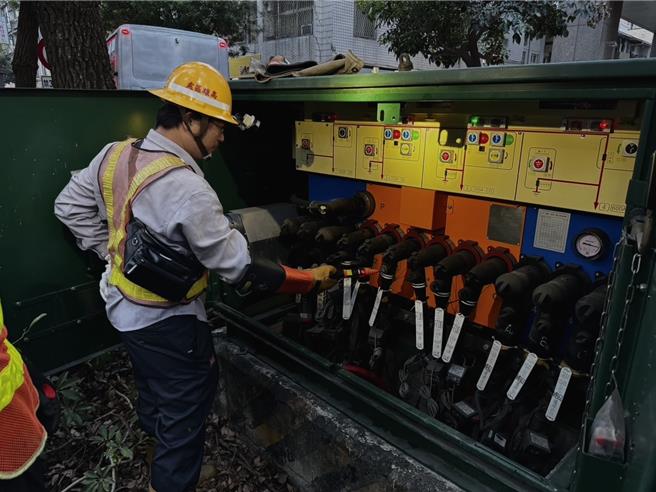 高雄新興區渤海街、開封路、中正三路、民族二路等一帶停電，總計420戶受影響，台電緊急派員搶修。（台電提供）