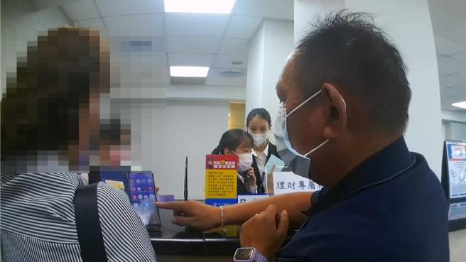 凤山员警成功阻诈。（高市凤山分局提供／杨舒婷高雄传真）