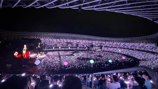 國內外巨星宣布將接力登陸高雄開唱，掀起粉絲歌迷留言，許願希望有更多天團巨星都到高雄。（柯宗緯翻攝）