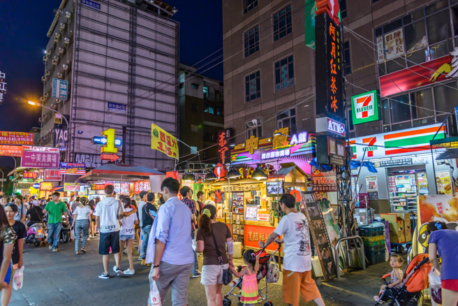 一名網友替外國朋友安排台中一日遊，除了一中商圈之外，好奇還有哪些必去的景點，引發熱議。圖為台中一中商圈。（圖：shutterstock／達志）
