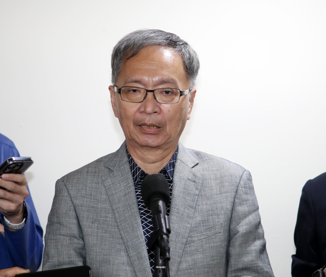 立法院社会福利及卫生环境委员会24日邀请卫生福利部部长薛瑞元（图）就「家暴零容忍-检讨112年家庭暴力防治法修正施行概况」进行专题报告，并备质询。薛瑞元于会前受访。（刘宗龙摄）