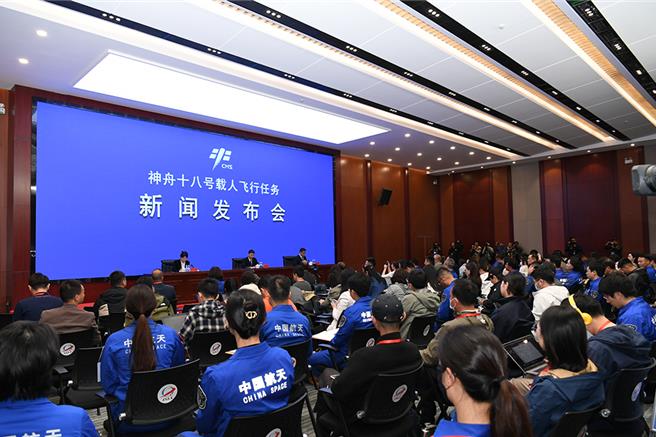 中国载人航太工程办公室24日宣布，确定瞄准25日20时59分发射神舟十八号载人飞船。（新华社）