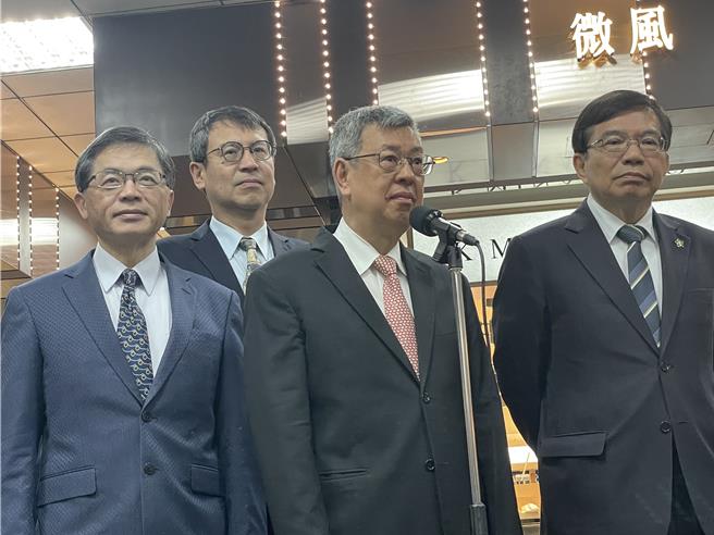 行政院长陈建仁（右二）出席TPASS庆周年记者会，并接受媒体联访。（蔡亚桦摄）