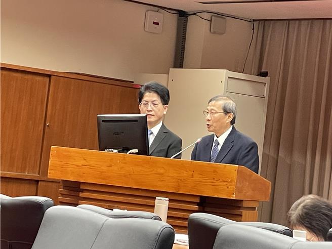 核能安全委员会主委陈东阳（右）24日到立法院教育及文化委员会「我国周遭海域含氚废水监控与因应」进行专题报告，并备质询。（蔡佩珈摄）