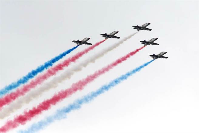 2016年空军雷虎小组以五机编队施放红、蓝、白3色彩烟通过总统府前。（本报系资料照）
