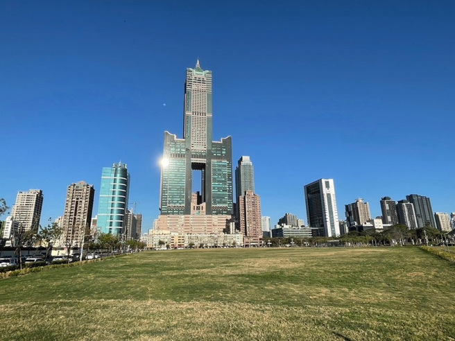 高捷黃線Y15站聯開案公告招商中，市府拆除開發案圍籬並進行整地、綠美化，提升招商形象。（高市府提供）