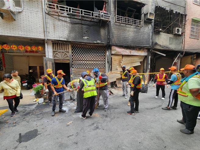 高市府跨局处派员清理事故现场。（高市议会提供）