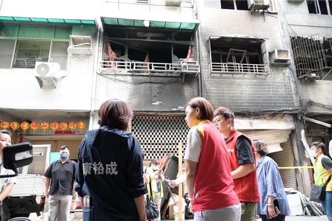 高市议长康裕成22日与辖区议员前往慰问受灾户，要求区公所盘点灾损状况、市府加速启动救助机制，协助市民生活早日重回正轨。（高市议会提供）