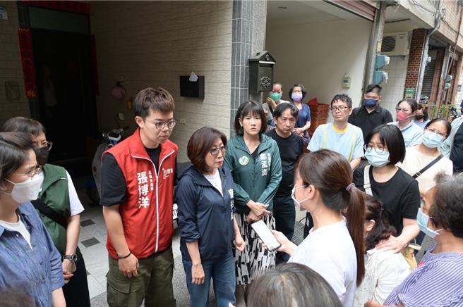 高市议长康裕成22日与辖区议员前往慰问受灾户，要求区公所盘点灾损状况、市府加速启动救助机制，协助市民生活早日重回正轨。（高市议会提供）
