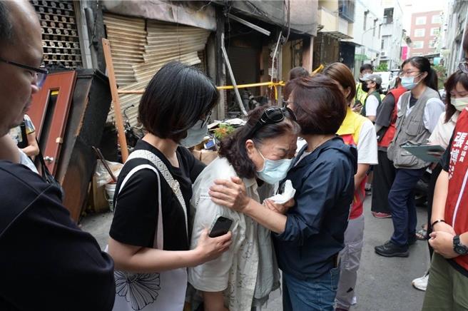 高市议长康裕成22日与辖区议员前往慰问受灾户，要求区公所盘点灾损状况、市府加速启动救助机制，协助市民生活早日重回正轨。（高市议会提供）