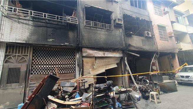褒扬街266巷19日发生瓦斯气爆引发大火，火势延烧3户民宅，造成1死7伤，气爆威力导致周遭民宅受损情况严重。（高市议会提供）