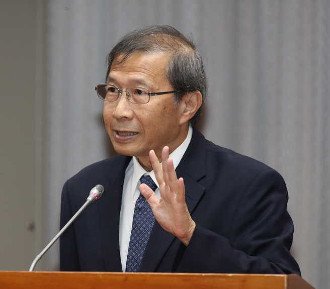 立法院教育及文化委员会24日邀请核能安全委员会主任委员陈东阳（图）、外交部、交通部、卫生福利部、农业部、海洋委员会列席就「我国周遭海域含氚废水监控与因应」进行专题报告，并备质询。（刘宗龙摄）