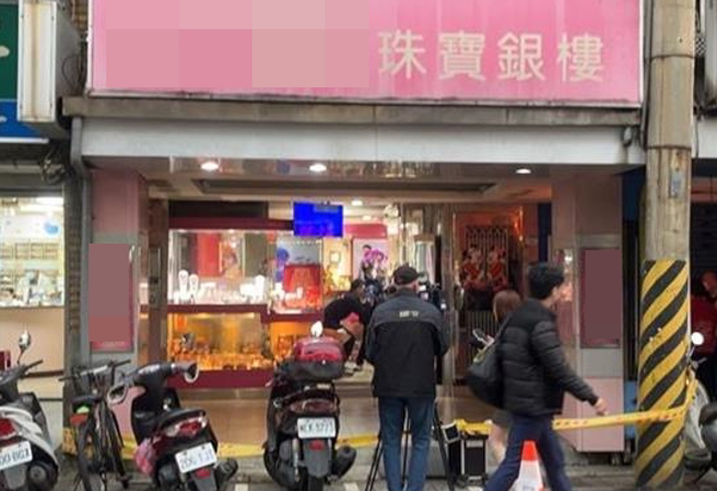 沈姓男子闖入銀樓搶走151條金項鍊，被依強盜罪嫌起訴。（翻攝畫面）