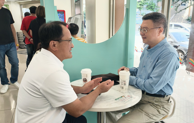 卓荣泰（右）与林德训（左）日前被直击在立法院旁的超商喝咖啡。（中时资料照，陈君玮摄）
