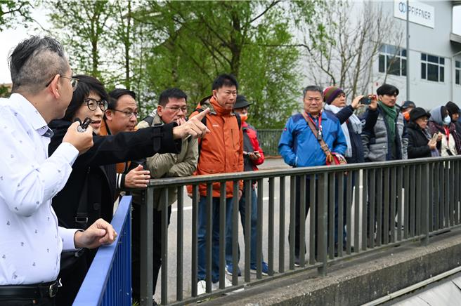 台東縣長饒慶鈴（左二）率縣府團隊與9位鄉鎮市長至歐洲考察綠色能源。（台東縣政府提供／蔡旻妤台東傳真）