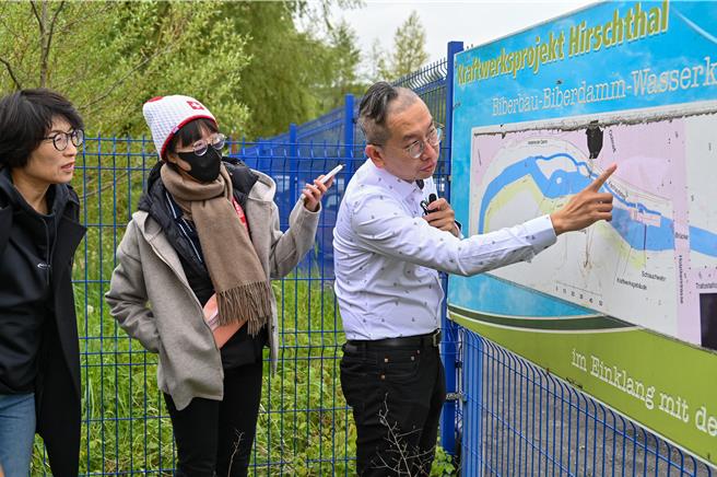 台東縣長饒慶鈴（左一）率縣府團隊與9位鄉鎮市長至歐洲考察綠色能源。（台東縣政府提供／蔡旻妤台東傳真）