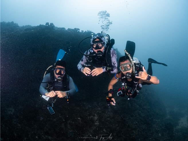 台湾潜水公司执行长陈琦恩强调，注意潜水礼节、留意潜伴踪影。（陈琦恩提供／罗琦文屏东传真）