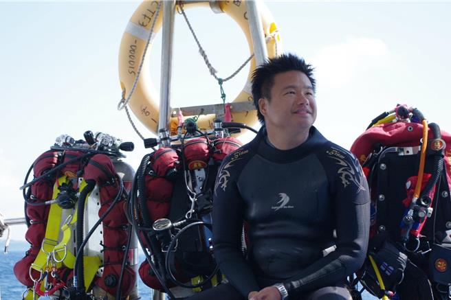 珊瑚产卵季垦丁潜点热闹如夜市，台湾潜水公司执行长陈琦恩提醒拍摄注意事项。（陈琦恩提供／罗琦文屏东传真）