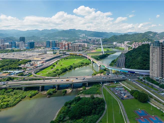 新北市近年以「微笑曲線」推動軸線翻轉，持續在多元都更、社宅布建努力，打造安居樂業的願景。（新北市城鄉局提供／呂健豪新北傳真）