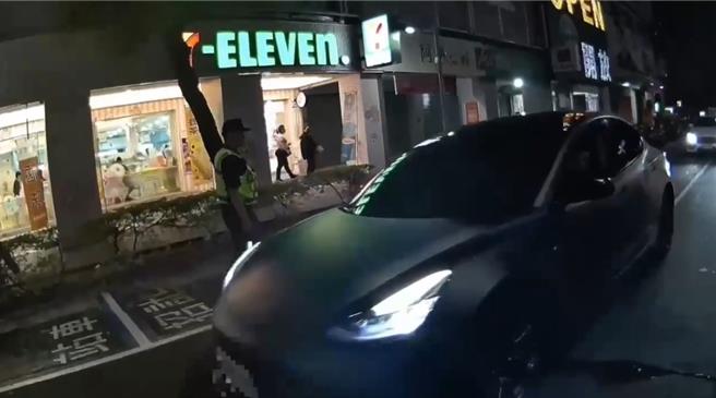 高雄一輛特斯拉遇警方臨檢時，車內飄出濃濃K菸味，當場逮捕持有毒品的副駕乘客，其餘2人也依法被警方帶回警局驗尿。（警方提供／任義宇高雄傳真）