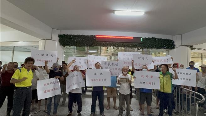 大批漁民今天前往台南市政府陳情，表達生計遭剝奪的不滿。（曹婷婷攝）