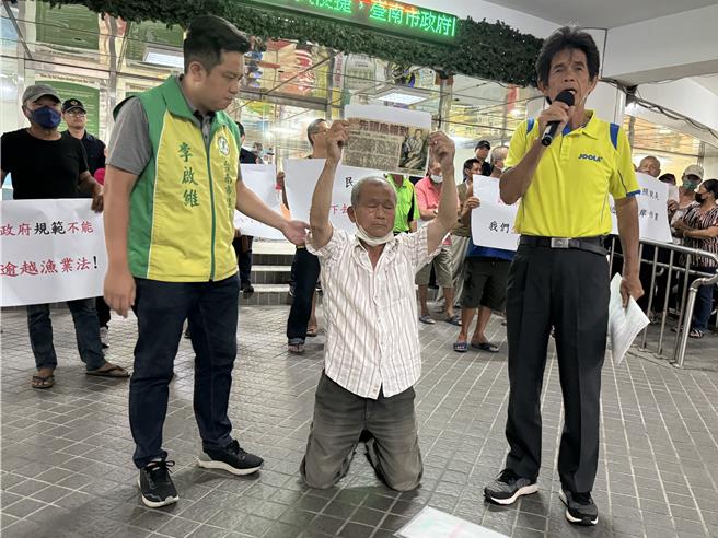 台南市陳姓漁民(中)激動下跪陳情。（曹婷婷攝）