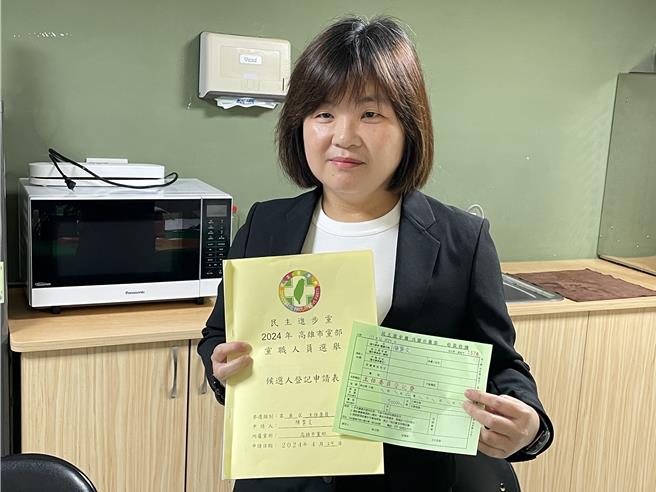 民進黨高市黨部主委選戰開打，繼湧言會議員黃文益登記參選後，正國會市議員陳慧文24日也完成登記，在沒有派系的支持下確定「獨立參選」。（洪浩軒攝）